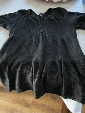 GAP Black Crinkled V-Neck Tiered Top